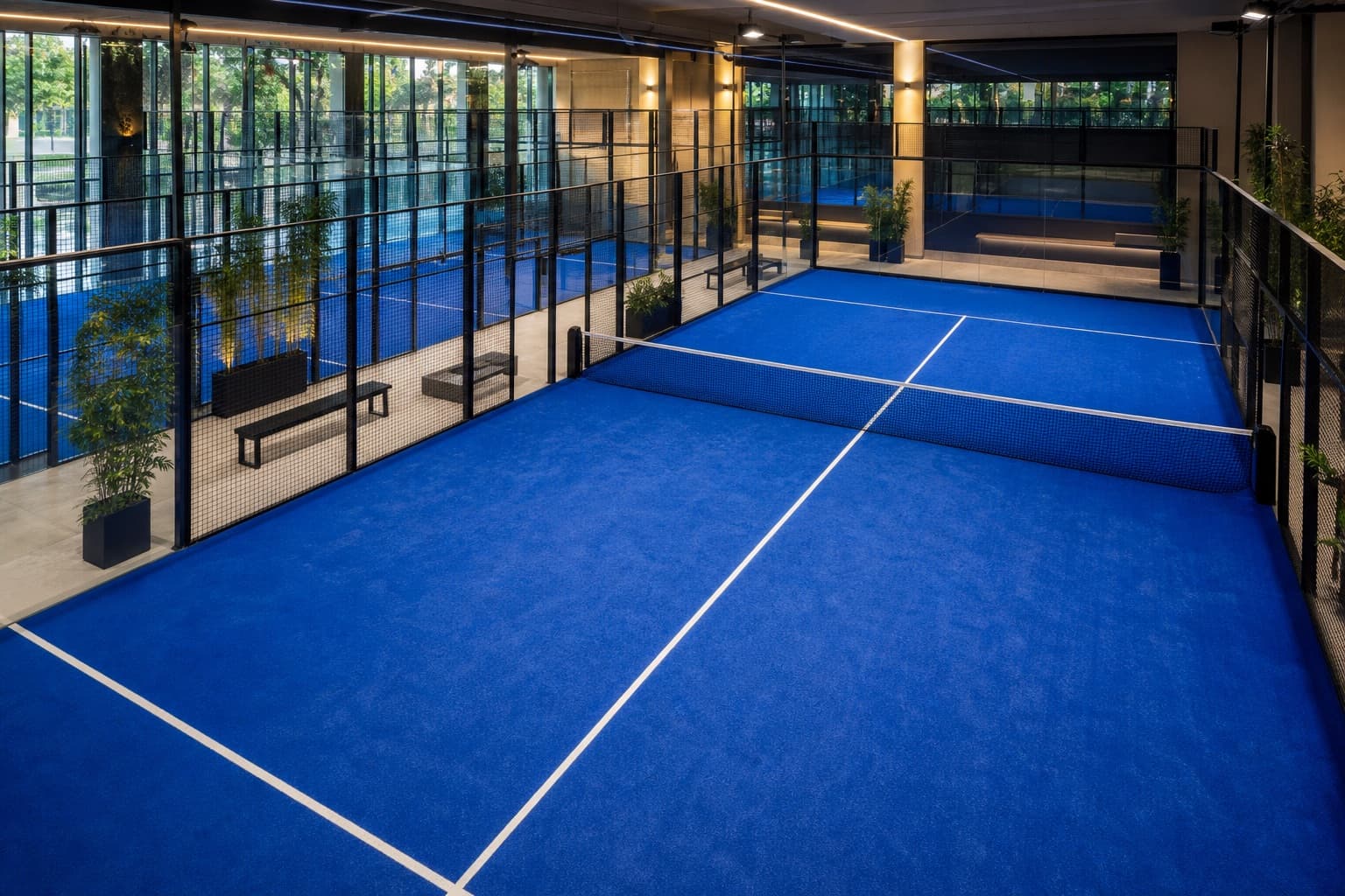 Campo di padel moderno di un centro sportivo professionale